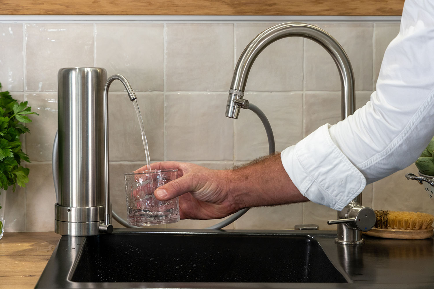 filtre sur evier inox verre eau.jpg