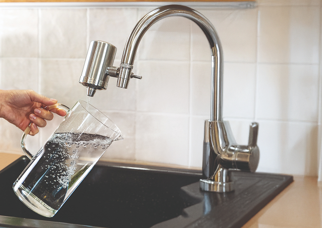 pichet filtre robinet eau.jpg