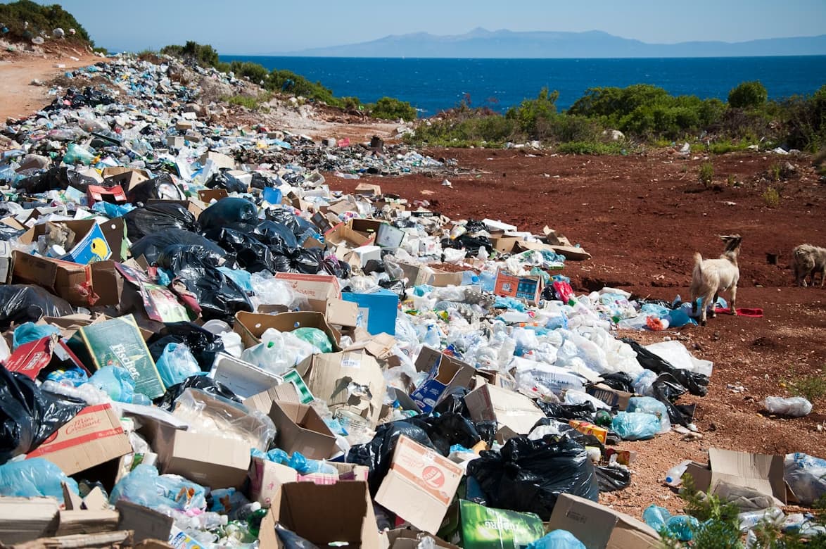 Dechets plastiques en pleine nature