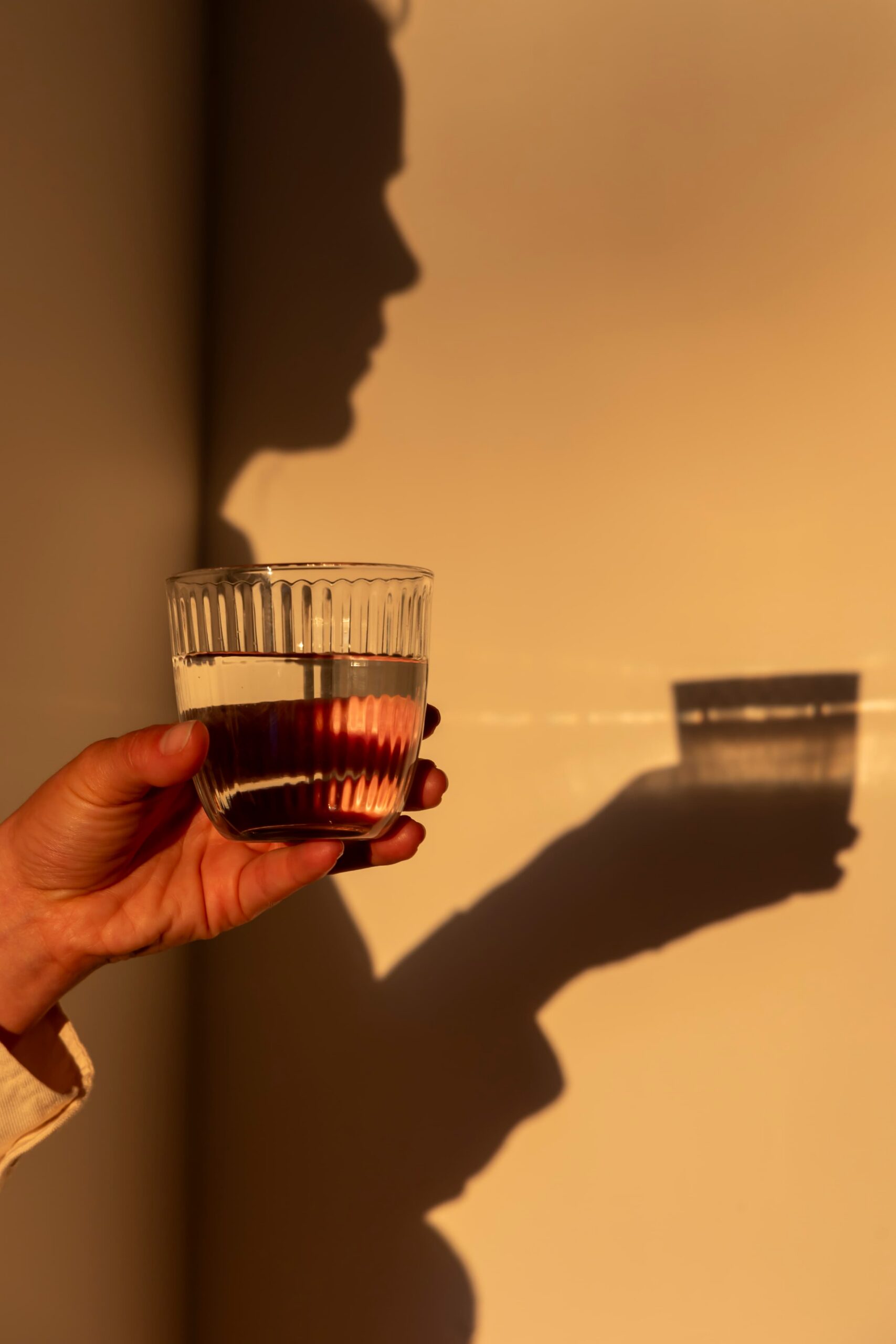 Verre d'eau ombre sur mur